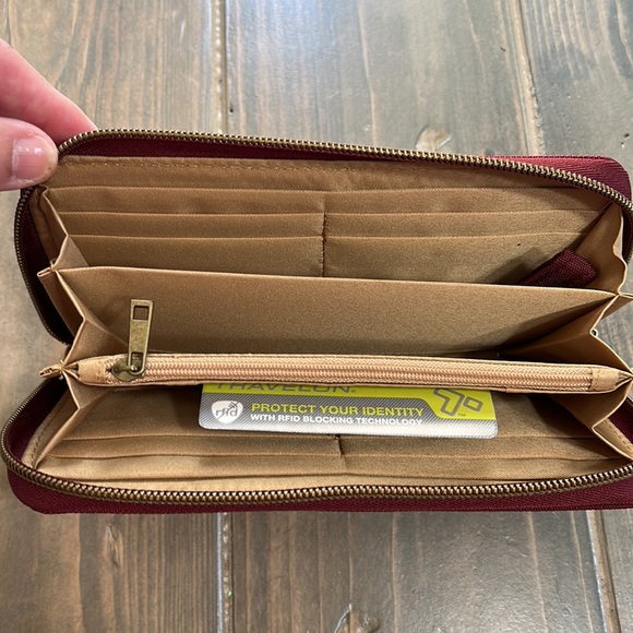Travelon RFID blocking wallet - Picture 3 of 8